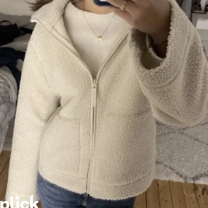 Teddy jacka - Säljer min super fina Teddy jacka från h&m i den lite kortare modellen då den inte kommer till användning, storlek S och är i ny skick