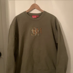 Supreme sweatshirt🔥🤙 - Säljer min feta Supreme sweatshirt då den inte kommer till användning. Den har ett litet hål vid ena armen. Storlek M