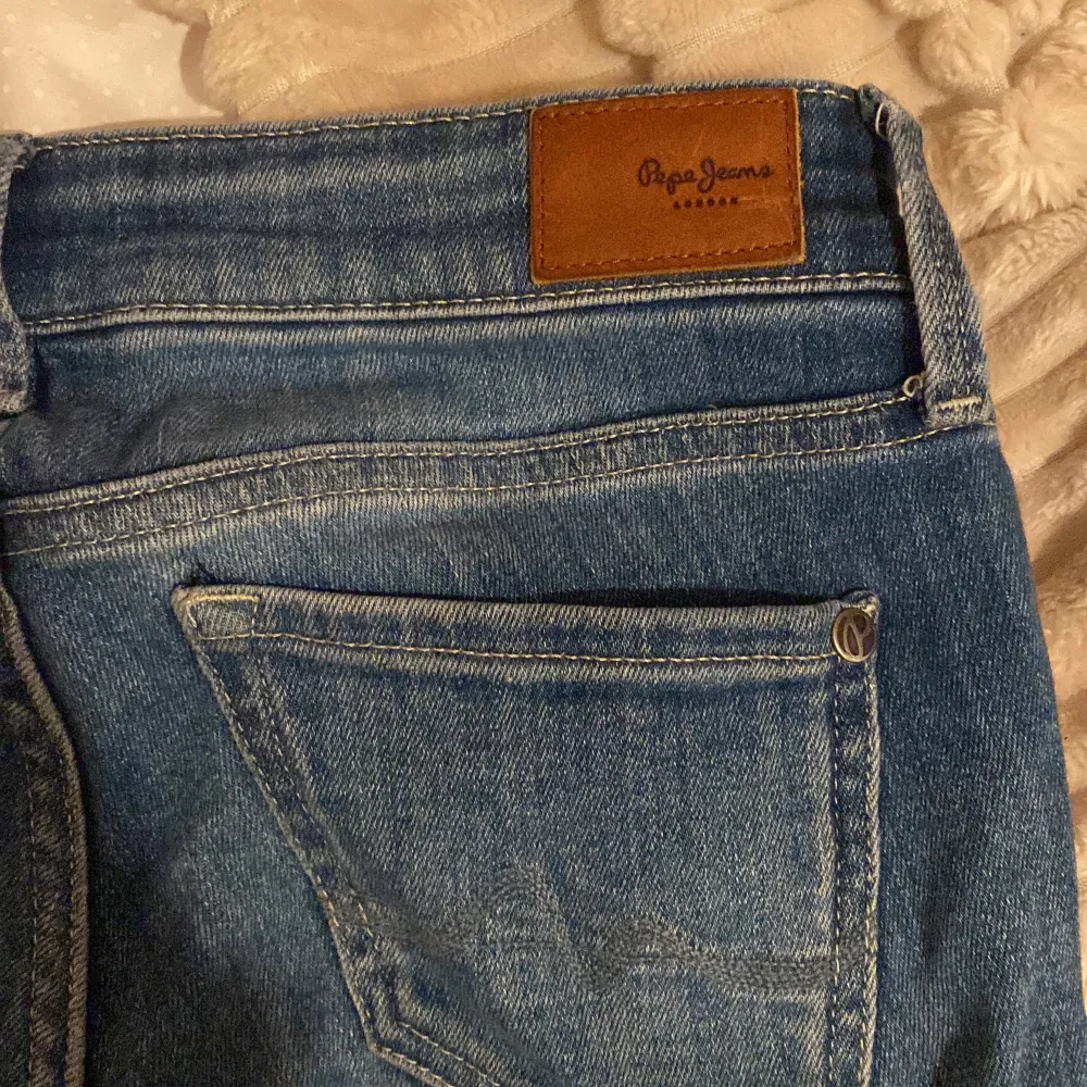 säljer nu dessa jeans från pepe london, säljer pga att dom har blivit för korta för mig!! mycket bra skick💓. Jeans & Byxor.