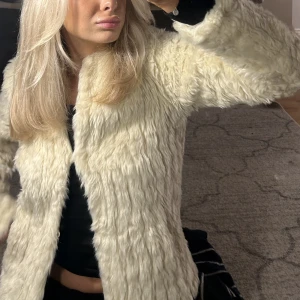 Pälsjacka  - Intressekoll på denna ursnygga pälsjackan!! Säljes då jag har för många jackor och behöver bli av med några. 💕💕
