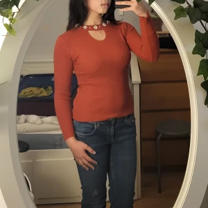 Röd tröja med detalj - Jättefin röd tröja som sitter jättebra på! Tröjan är i jättebra skick, skriv för mer bilder/info❤️🥰