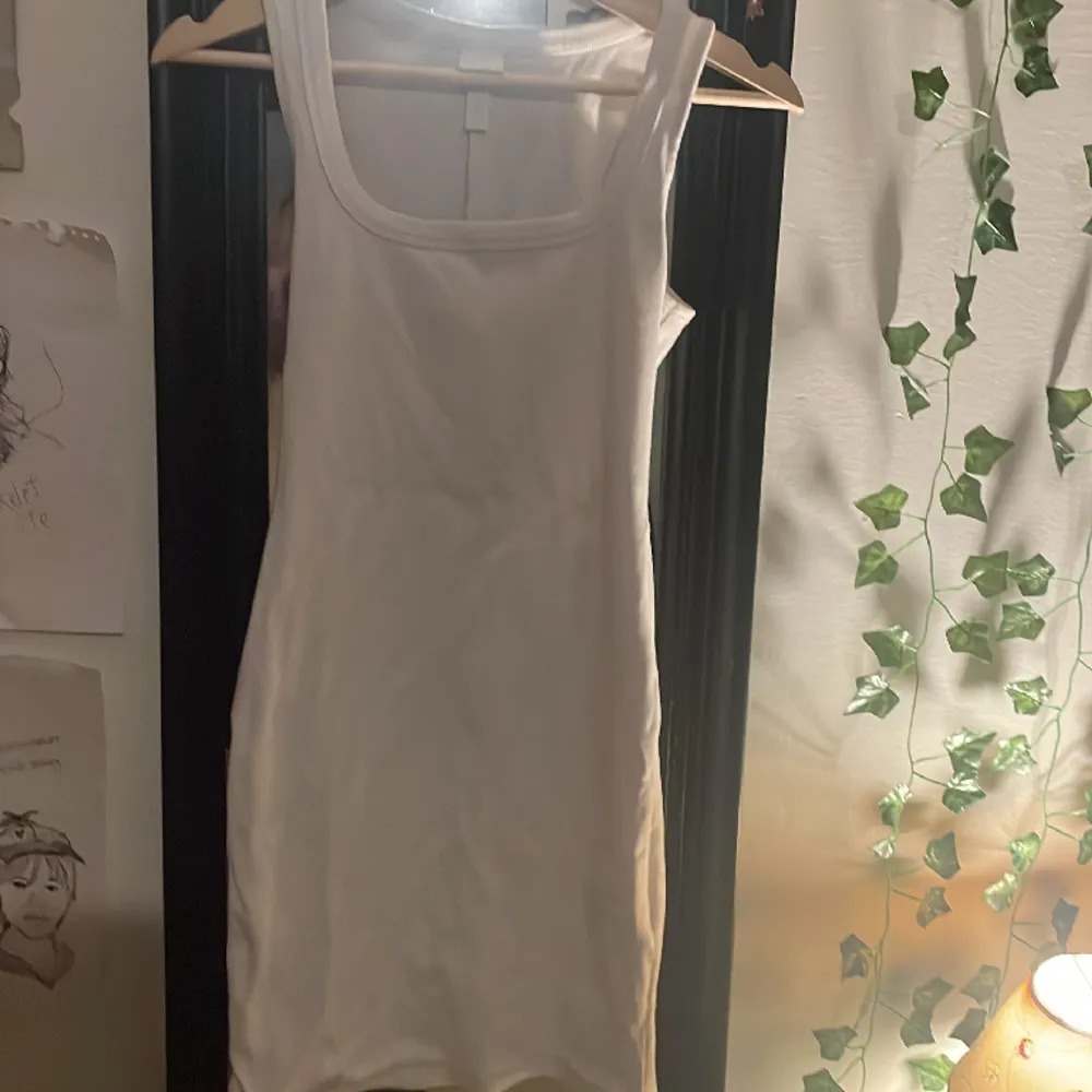 En vanlig vit klänning som passar till allt! Säljer den för att den inte är riktigt min stil:). Klänningar.