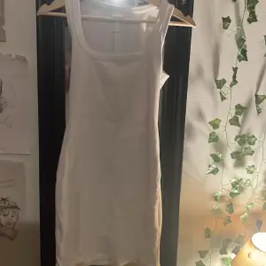 En vanlig vit klänning som passar till allt! Säljer den för att den inte är riktigt min stil:)