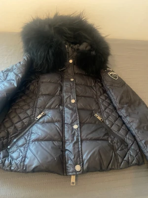 Vinterjacka  - Jackan är som ny. Är köpte för 2 år sedan. Är knappt använd. Säljer då den knappt används. 