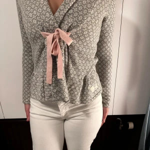 Odd Molly Kofta  - En Odd Molly kofta i storlek S/XS. Den är i perfekt skick. Originalpriset 1800