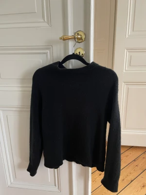 Svart cachemire - En svart cachmere tröja. 100% cachmere!! Den passar till allt