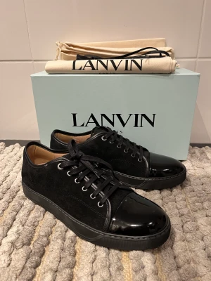 Lanvin DBB1 Cap Toe Sneakers skor  - Snygga Lanvins i nyskick, endast prövade, storlek UK 9, låda, dustbag och snören ingår 