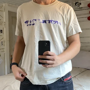 Beige tshirt med tryck - Coolt tryck, från weekday. Bra skick!