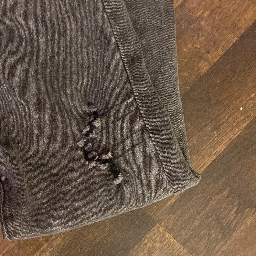Mellan lågmidjat/normal, Stretchit material, storlek 32-36 långa jeans med utsvängd längst ner vid benen💗. Jeans & Byxor.
