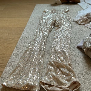 Paljettbyxor - Superfina guldiga paljettbyxor som passar parfekt till nyår eller andra högtider! Kontakta mig gärna för fler bilder.💗💗