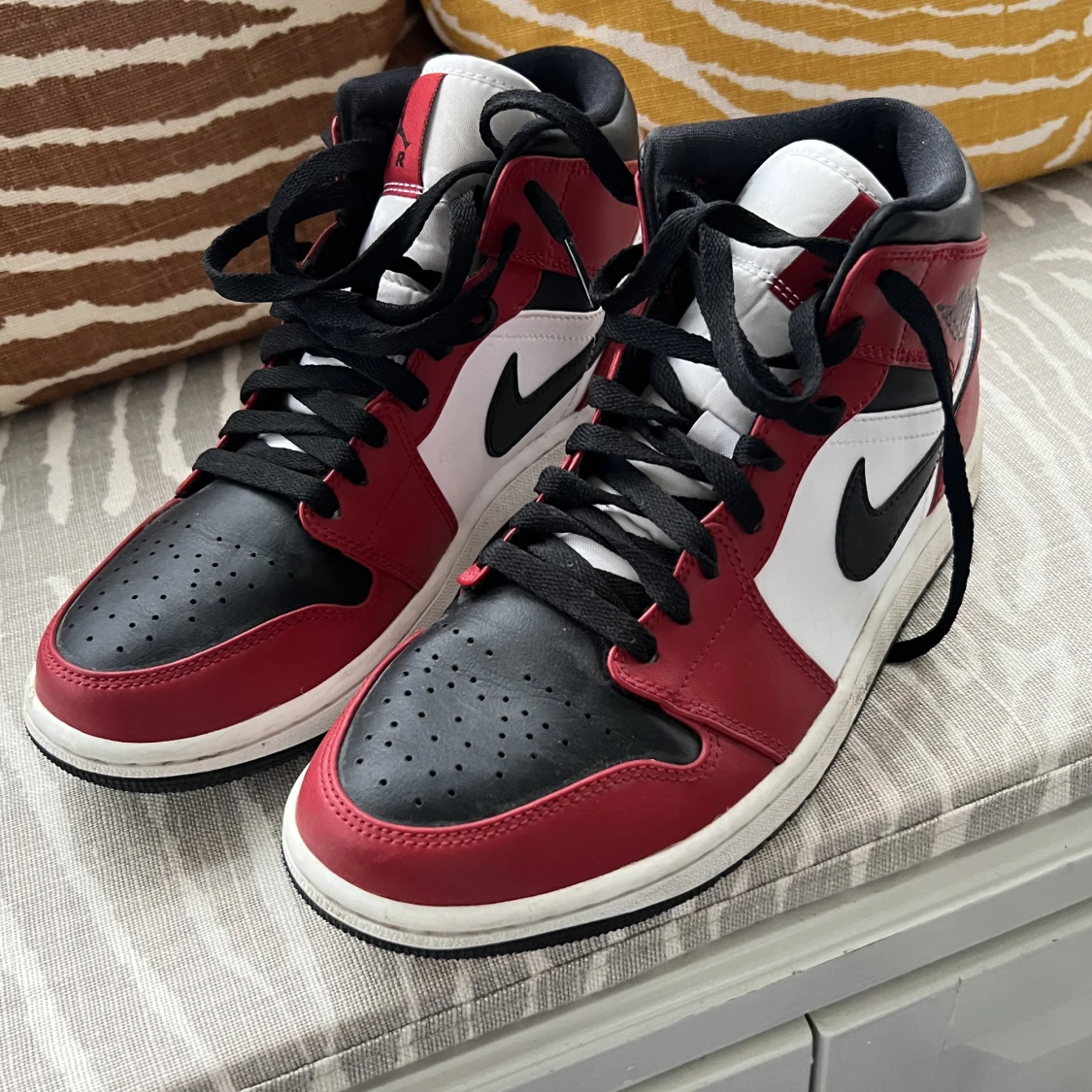 AIR JORDAN 1 MID CHICAGO BLACKTOE - 90