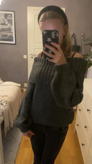 Gina tricot Off shoulder - Säljer en jättefin Off shoulder tröja från Gina tricot som är slutsåld💕💖. Originalpris 400kr. Knappt använd och jättemysig vintern💖💕