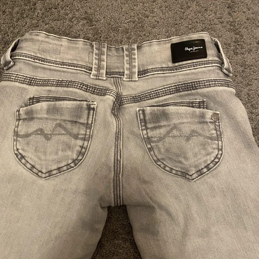 Säljer dessa snygga Pepe jeans då dem är lite korta för min smak. Dessa säljs inte längre. Det är även sprättade som man kan se på bild 3, därför passar de dem som är lite kortare än mig. Jag är ungefär 162 cm lång. Original pris 999 kr.Säljer från 600kr💗. Jeans & Byxor.