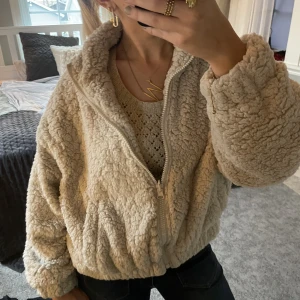 Teddy jacka  - Jätte mysig och jätte varm! Perfekt till hösten och vintern 💓🙏 (mycket tjockare än vad den ser ut o vara enligt mig)