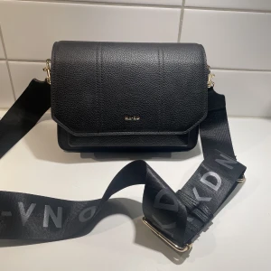 Nakd handväska med ormskinn  - Axelremväskan från nakd med ormskinn detalj på sidan. Använd några få gånger men den är i super fint skick.  Nypris: 549kr Mitt pris: 150kr 