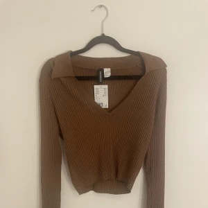 V ringade tröjor  - En brun och en grön v ringad tröja från hm.  Storlek: M på båda Aldrig använda o prislapparna är kvar.  Nypris: 149kr  Mitt pris: 85kr per tröja 
