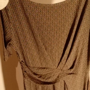 Klänning - Klassisk stil, fint skick, kortare ärm