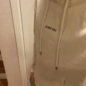 Säljer min les deux hoodie så den inte används. Skick 10/10