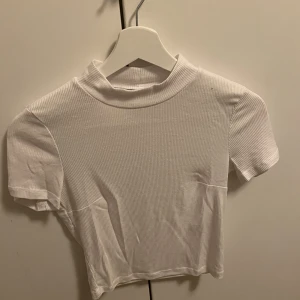 Monki Tröja  - Säljer nu denna tröja ifrån Monki, då den har blivit för liten.  