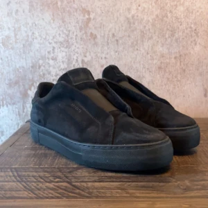 Axel arigato skor - Säljer ett par arigato skor i fint skick! Skorna är sparsamt änvända och i väldigt bra skick! Skorna är i strl 43! 