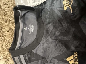 Arsenal t-shirt  - Hej, nu har jag valt att sälja vidare min t-shirt som är helt ny och det är pga den inte passar min styl Priset går att diskutera