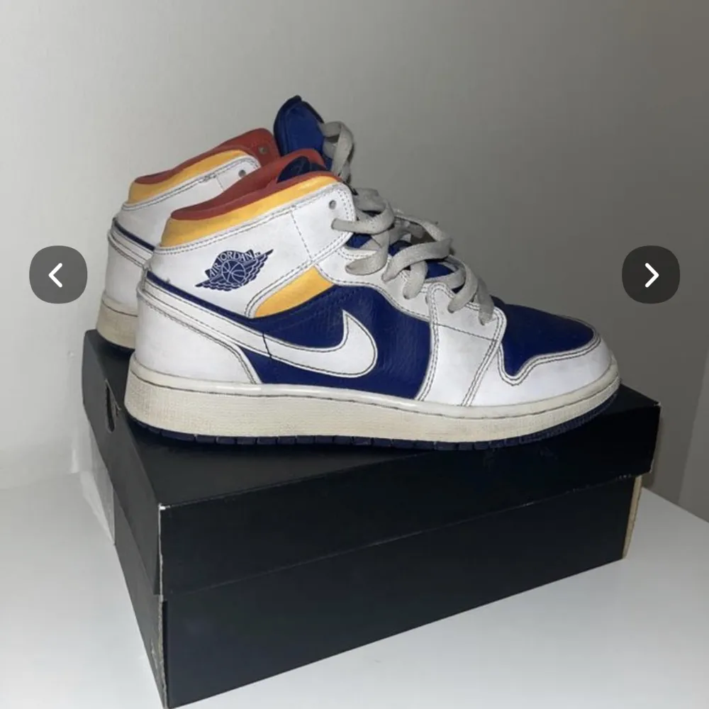 Säljer mina air Jordan 1 mid i laser orange då de tyvärr ej kommer till användning längre💕  i använt skick, ⭐️ skriv om ni har frågor . Skor.