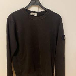 Snygg STONE ISLAND tröja, Storlek M men sitter bra på S oxå, original pris 2400kr men säljer för 550🔥 hör av dig om du har frågor och pris kan diskuteras👊🤑