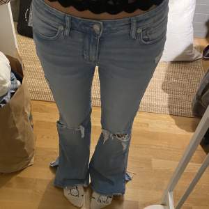 Jättefina jeans från american eagle. Köpta från zalando för 1205kr, knappt använda därav i fint skick! Säljer då de inte kommer till användning. I strl 4(27)xR vilket motsvarar strl S i regular length. ♥️