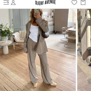 Säljer Djerf Avenue byxor i modellen ”Favourite pants”. Relativt nya och i väldigt bra skick! Storlek Small, vanlig längd