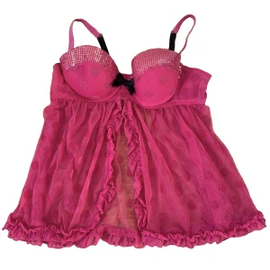 Rosa Linne - En rosa y2k dröm. Meshmaterial med söta detaljer som volanger och paljetter. Stor kupa men med justerbar rygg och axelband. Skulle gissa att den är M-XL. Det är bara att skriva om du har några funderingar!<3