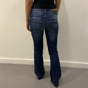 Lågmidjade jeans  - Så snygga lågmidjade jeans ifrån lee! Midjemåttet är 81cm och innerbenslängden 80cm, hon på bilden är 165 för referens💕