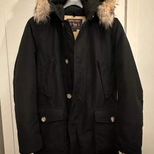 Säljer min svarta woolrich Parka i grymt skick