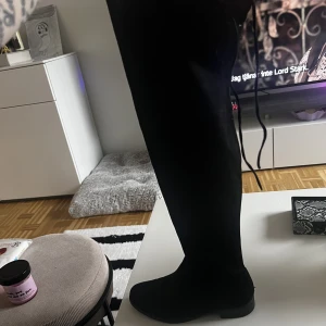 Overknee boots - Ett par snygga knähöga boots i storlek 36. Skorna är bekväma och är normala i storleken. Det är använda ett få tal gånger och har något märke men annars är de i bra skick!  Snörning längst upp💗
