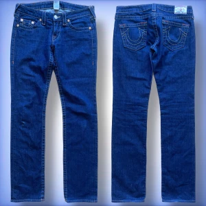 True Religion Jeans - Ett par jätte fina True religon Jeans, utan några defekter! (Bild med dem på, på sista sliden) Hör av dig om du har frågor!☺️