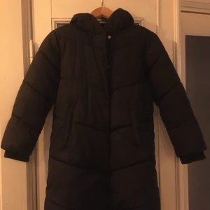 Jacka halv lång från Next Stl 140 - Super fin jacka. Fodrad och varm, jätteskönt mjukt  foder inuti.   Vatten tålig.  Sparsamt använd. Ord pris: 700kr Se hemsida next.se  Shower Resistant Chevron Duvet Padded Coat (2-16yrs) 