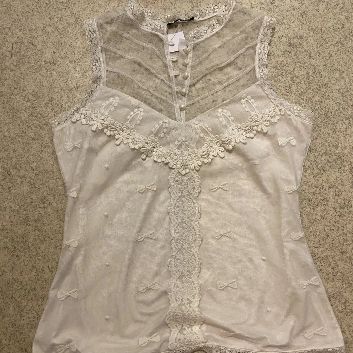 Ärmlös topp i spets