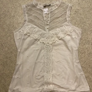 Ärmlös topp i spets - Ärmlös topp i spets i fint skick. 