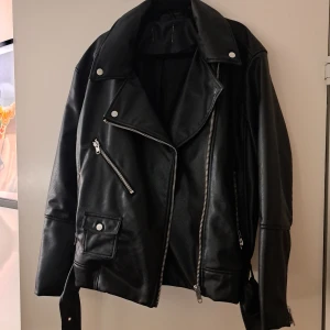 Oversized skinnjacka  - Snygg skinnjacka som knappt är använd. Storlek L för en oversized stil, jag har normalt storlek S.