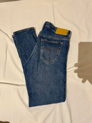 Tiger of sweden - Nice jeans. Storlek:  Midja 42cm. Innerbenslängd: 77cm. Benöppning: 17cm