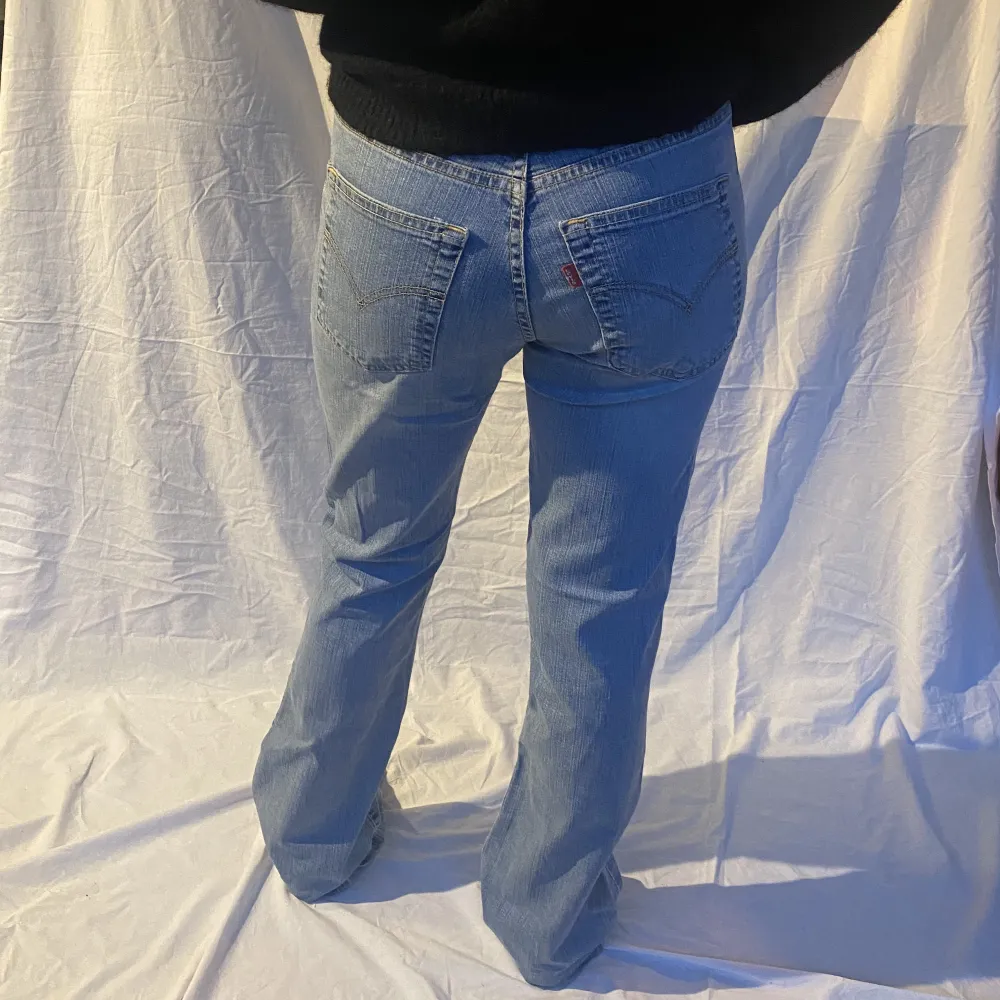 Levis jeans bootcut, storlek står inte men skulle säga att de är storlek 36.  MÅTT: midja 36cm, innerbenslängd 82cm. Jeans & Byxor.