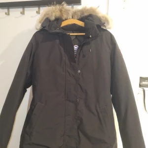 Ny Canada Goose Victoria Parka - Köpt för 2 år sedan till min mamma. Jackan har aldrig varit använd så den är i nyskick. Storlek XL men kan passa L. Inget kvitto, men 100% äkta.