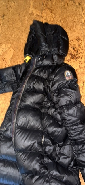 Parajumper jacka - Fint skick  Hel Storlek s Pris kan diskuteras något vid snabb affär 