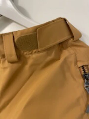 Houdini skalbyxor  - Nypris 5000.  Helt nya Purpose Pants har trekvartslånga dragkedjor längs benen för ventilering men som även underlättar när du ska ta av och på dem. Bensluten är förstärkta med slitstarkt Schoeller®-tyg och snölås. Midjan kan justeras med karborrelösning.