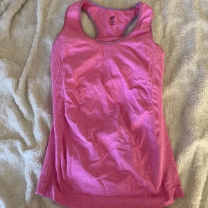 Träningstopp  - Extra tyg vid brösten som visas på bild 2. Aldrig kommit till användning!