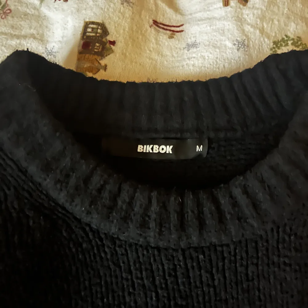 Slutsåld Svart stickad tröja från bikbok. Köpt för 399, använd fåtal gånger😊. Stickat.