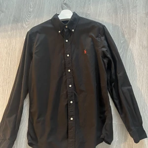 Ralph Lauren skjorta - Säljer min svarta Ralph lauren skjorta då den aldrig kommer till användning.