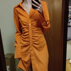 Orange klänning från h&m - En klänning som är förstor för mig. Sömmen längst ner att gått upp men går att fixas