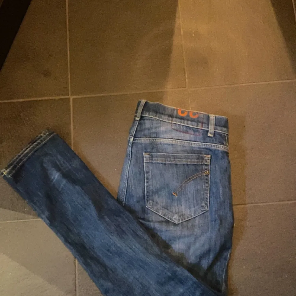 Mörkblå dondup jeans storlek 32 Skick 9/10 knappt använda . Jeans & Byxor.