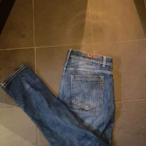Mörkblå dondup jeans storlek 32 Skick 9/10 knappt använda 