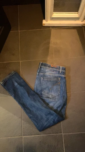 Dondup Jeans - Mörkblå dondup jeans storlek 32 Skick 9/10 knappt använda 